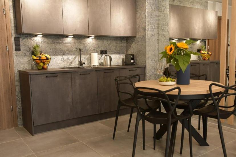 Apartament Prywatny Stone Hill Rackiewicz Z Basenem ชกลาร์สกา ปอเรมบา ภายนอก รูปภาพ